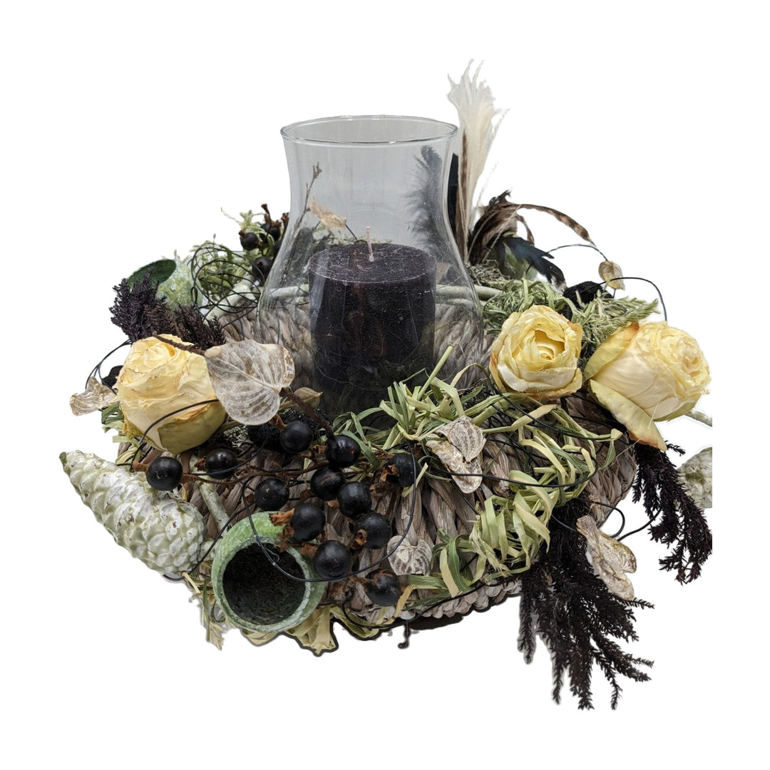 Freigestellt Herbstgesteck Windlicht Kerze Zapfen Feder Rosen schwarz creme