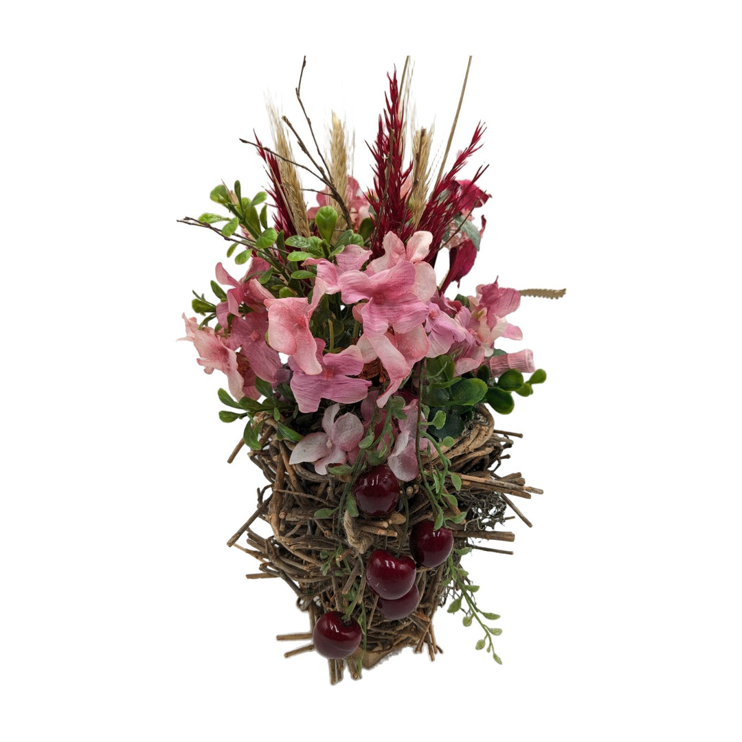 Freigestellt Sommergesteck Kirschen Blüten Gräser rosa rot im Zweiggeflecht