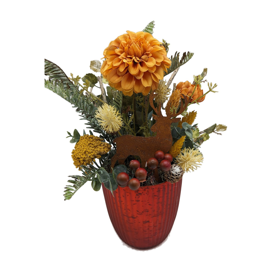 Freigestellt Wintergesteck Reh Dahlie Beeren orange rot im Topf