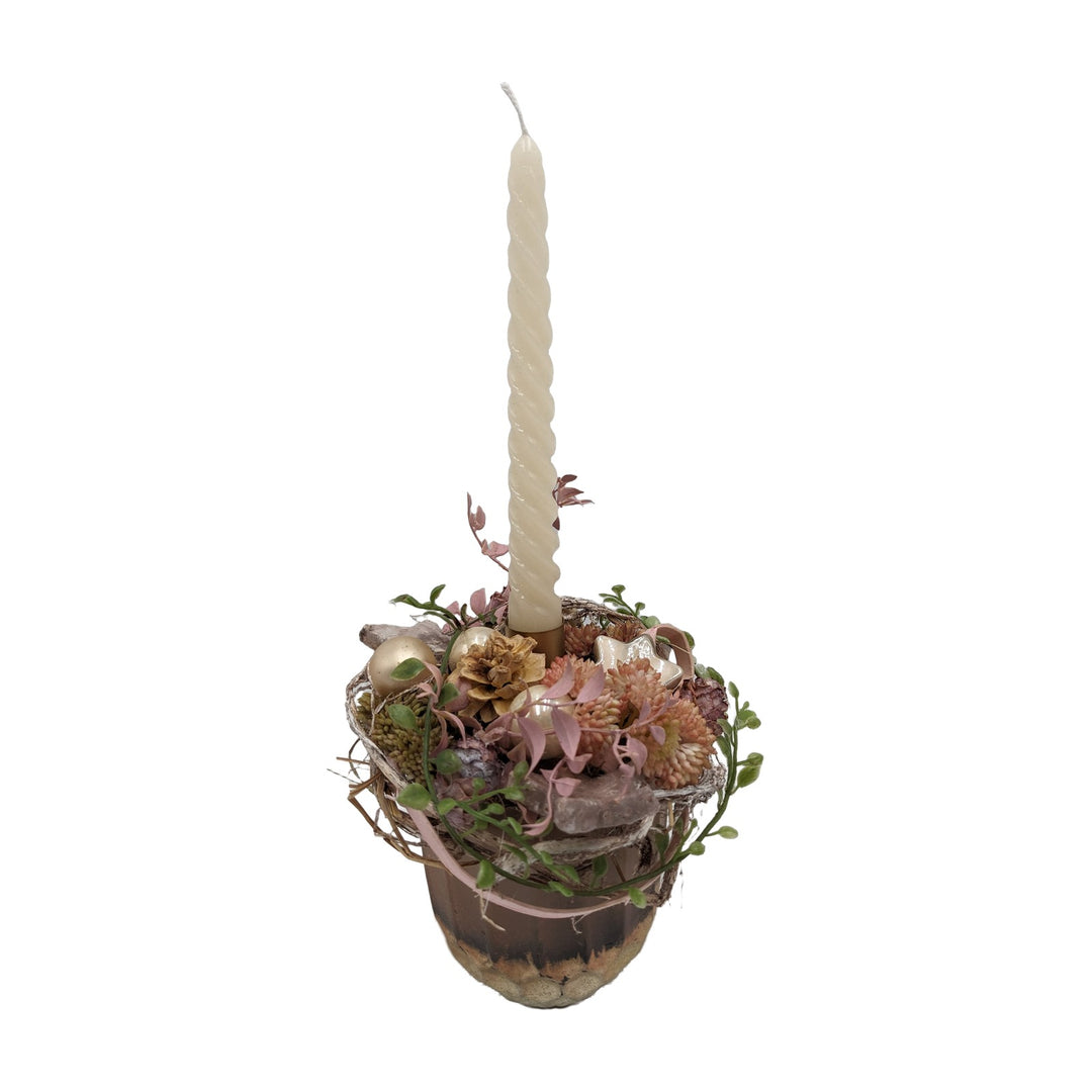 Freigestellt Weihnachtsgesteck Kerze Kugeln Sedum creme rosa im Topf