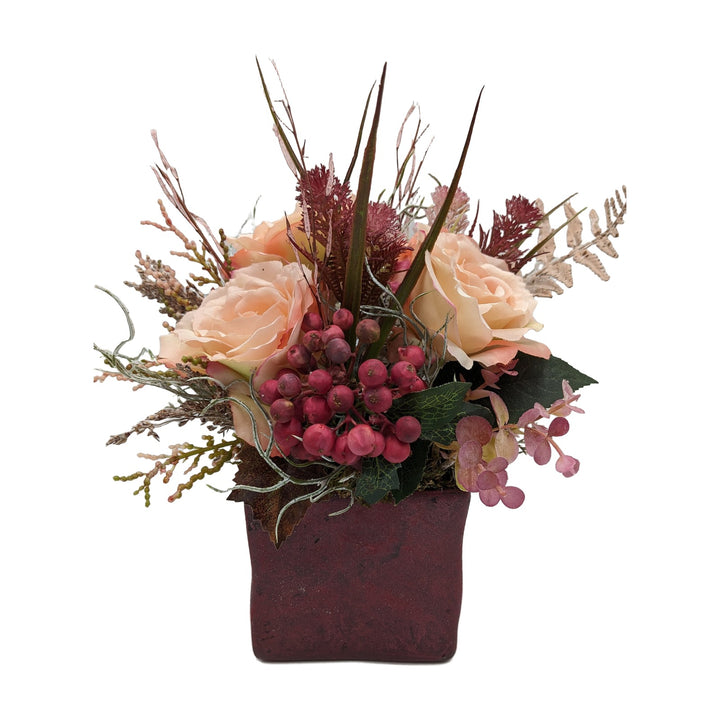 Freigestellt Herbstgesteck Rosen Beeren Gräser apricot rot im Topf