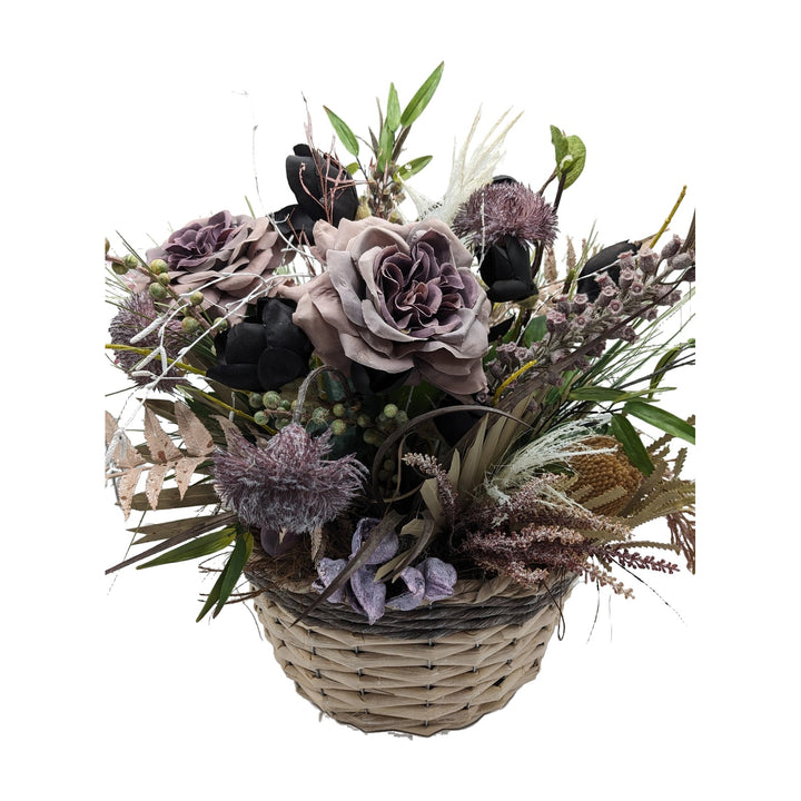 Freigestellt Herbstgesteck Rosen Magnolien Gräser schwarz lila im Korb