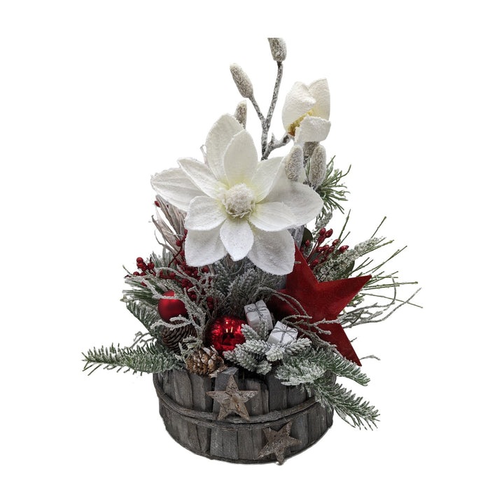 Freigestellt Weihnachtsgesteck Magnolie Stern Kugel weiß rot beschneit