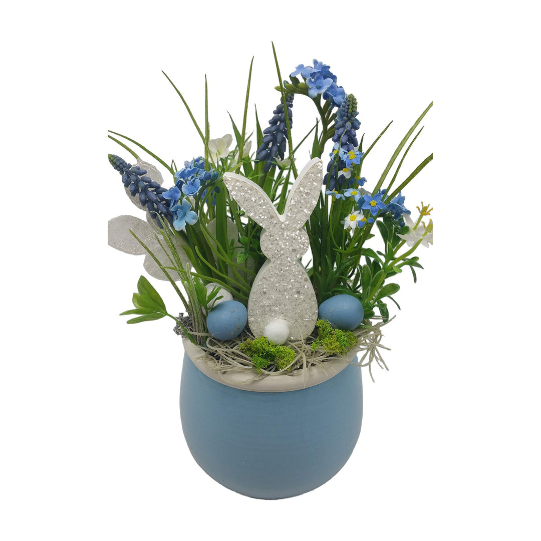 Freigestellt Seidenblumengesteck Ostern Hase Eier Traubenhyazinthen blau weiß