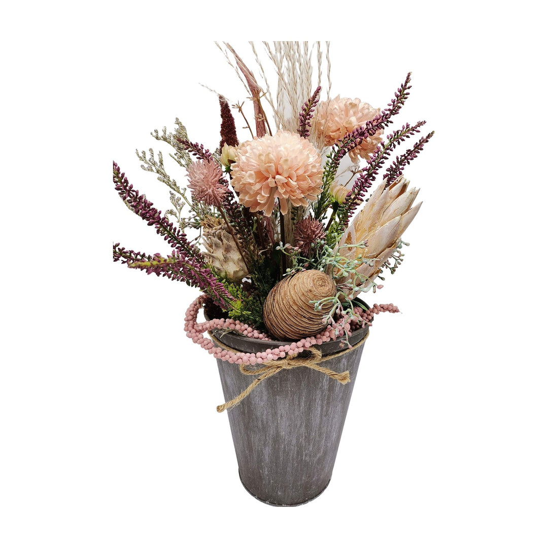 Freigestellt Blumengesteck Herbstgesteck Chrysanthemen Heide Beeren rosa im Zinktopf