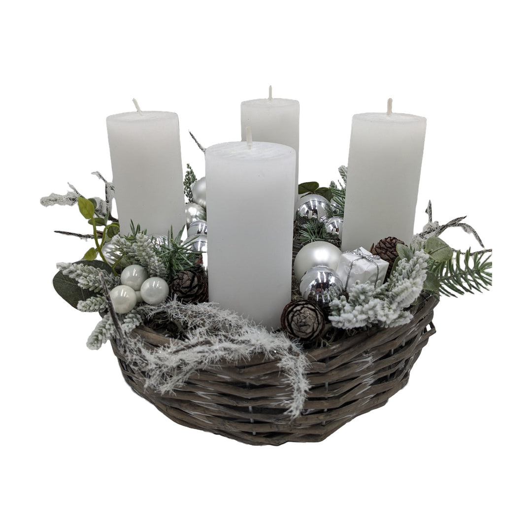 Freigestellt Adventsgesteck Korb Kerzen Kugeln Zapfen Geschenk silber weiß