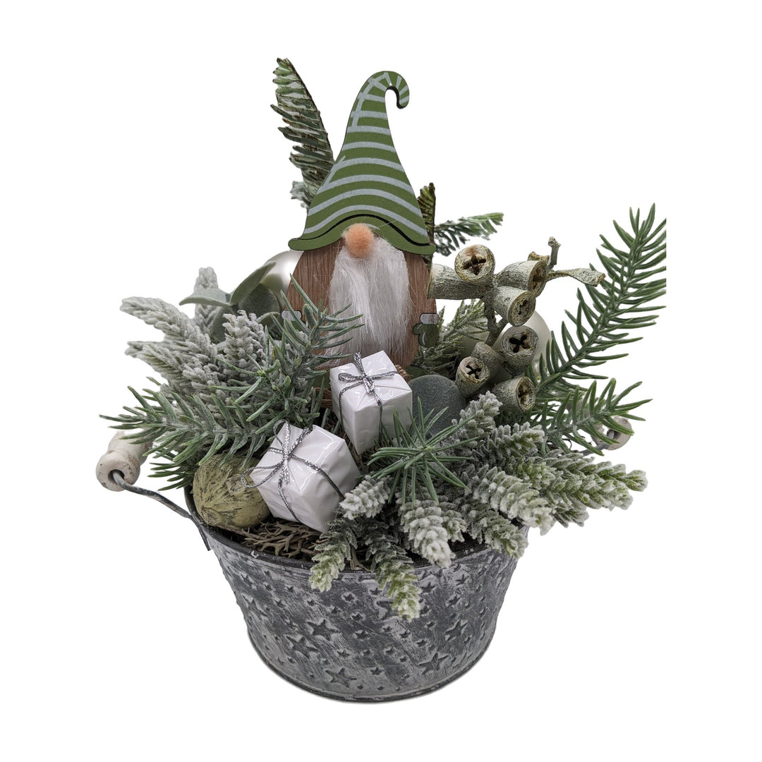 Freigestellt Weihnachtsgesteck Wichtel Kugel Geschenke Tanne mint weiß
