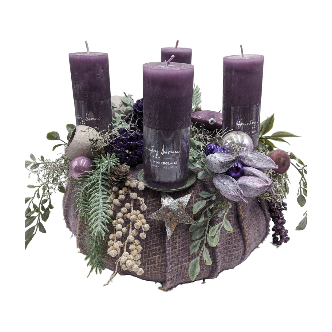 Freigestellt Adventskranz lila Kerzen Kugeln Stern Zapfen mint