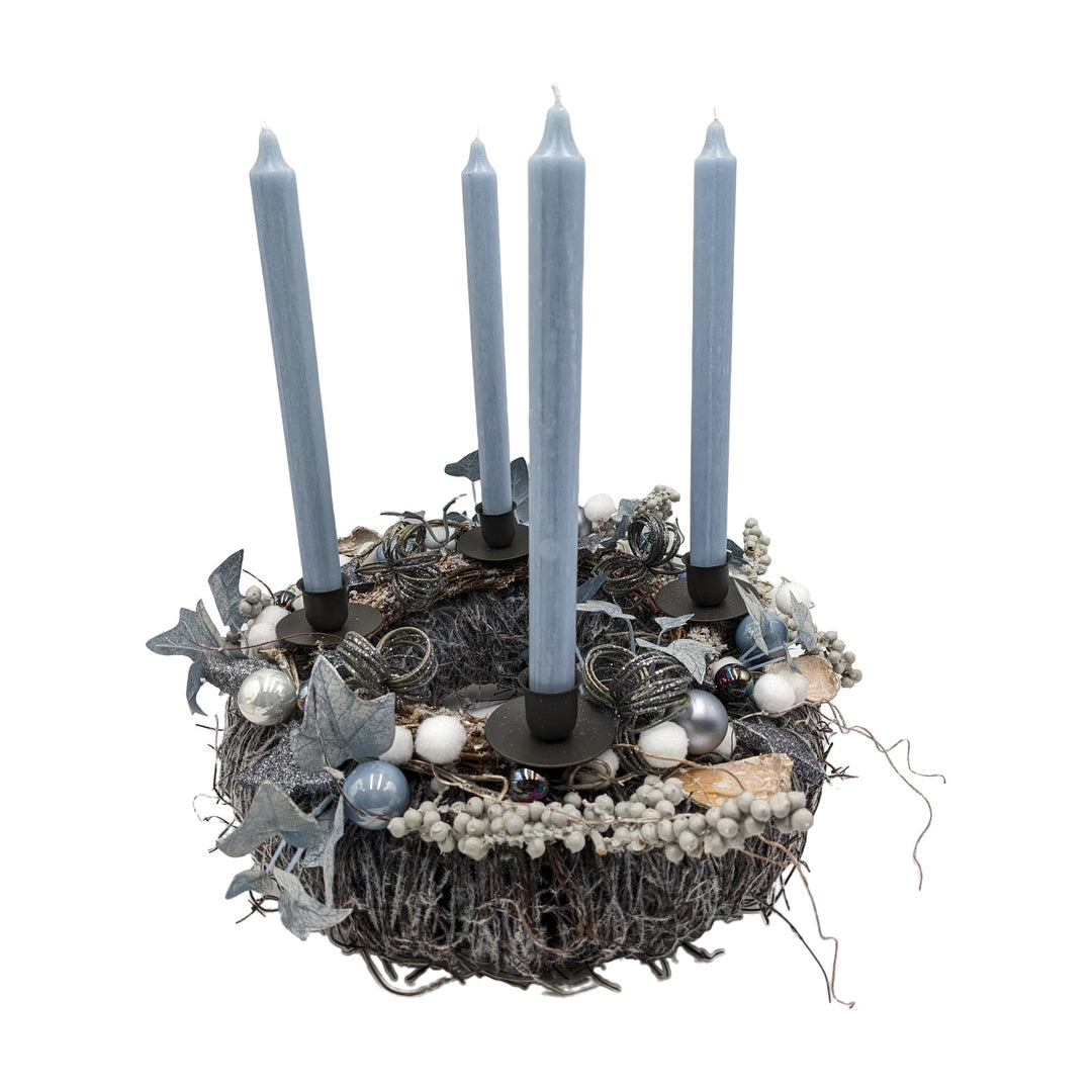 Freigestellt Adventskranz Adventsgesteck Kugeln Stern Efeu blau silber