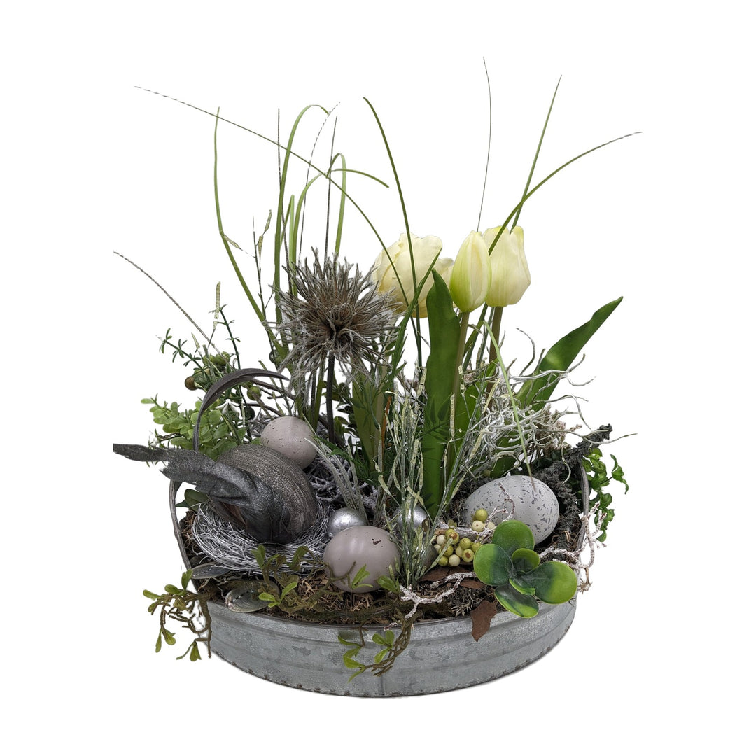 Freigestellt Ostergesteck Tulpen Eier Beeren weiß grau in Metallschale
