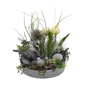 Freigestellt Ostergesteck Tulpen Eier Beeren weiß grau in Metallschale