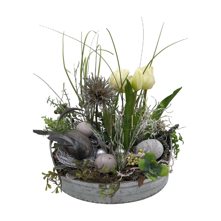 Freigestellt Ostergesteck Tulpen Eier Beeren weiß grau in Metallschale