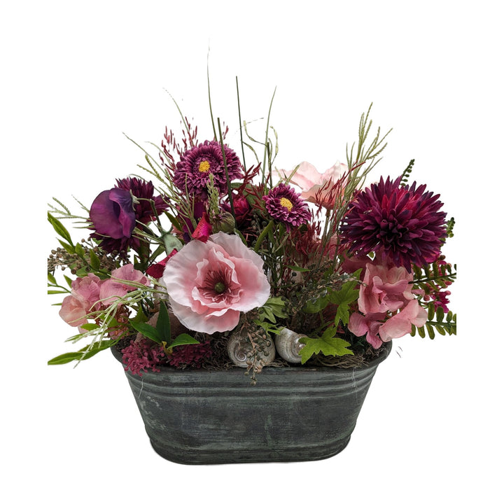 Freigestellt Sommergesteck Bellis Clematis Schnecke rosa lila in Zinkschale