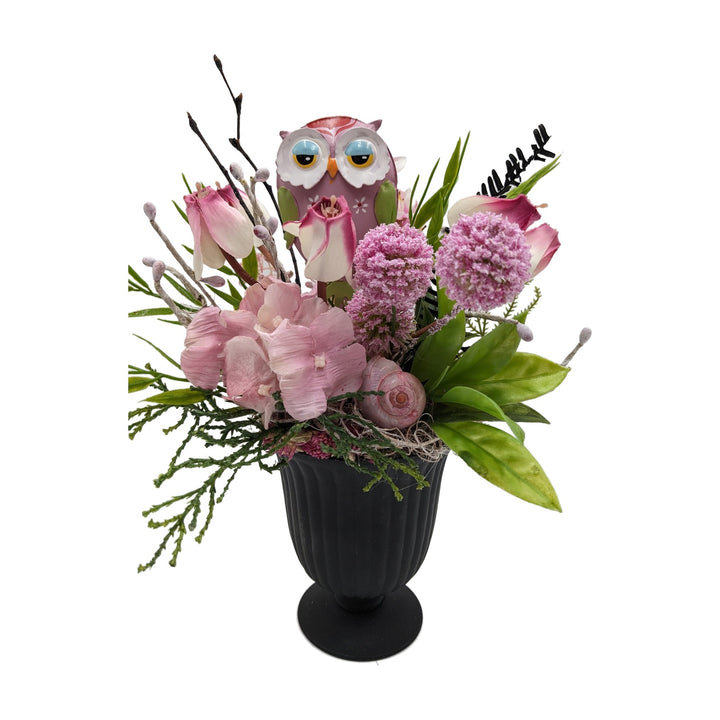 Freigestellt Sommergesteck Eule Schnecke Rosen rosa im schwarzen Pokal