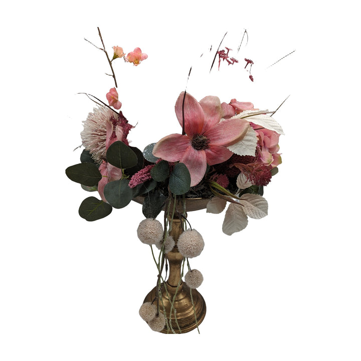 Freigestellt Sommergesteck Magnolie Hortensie Heide rosa auf Goldpokal