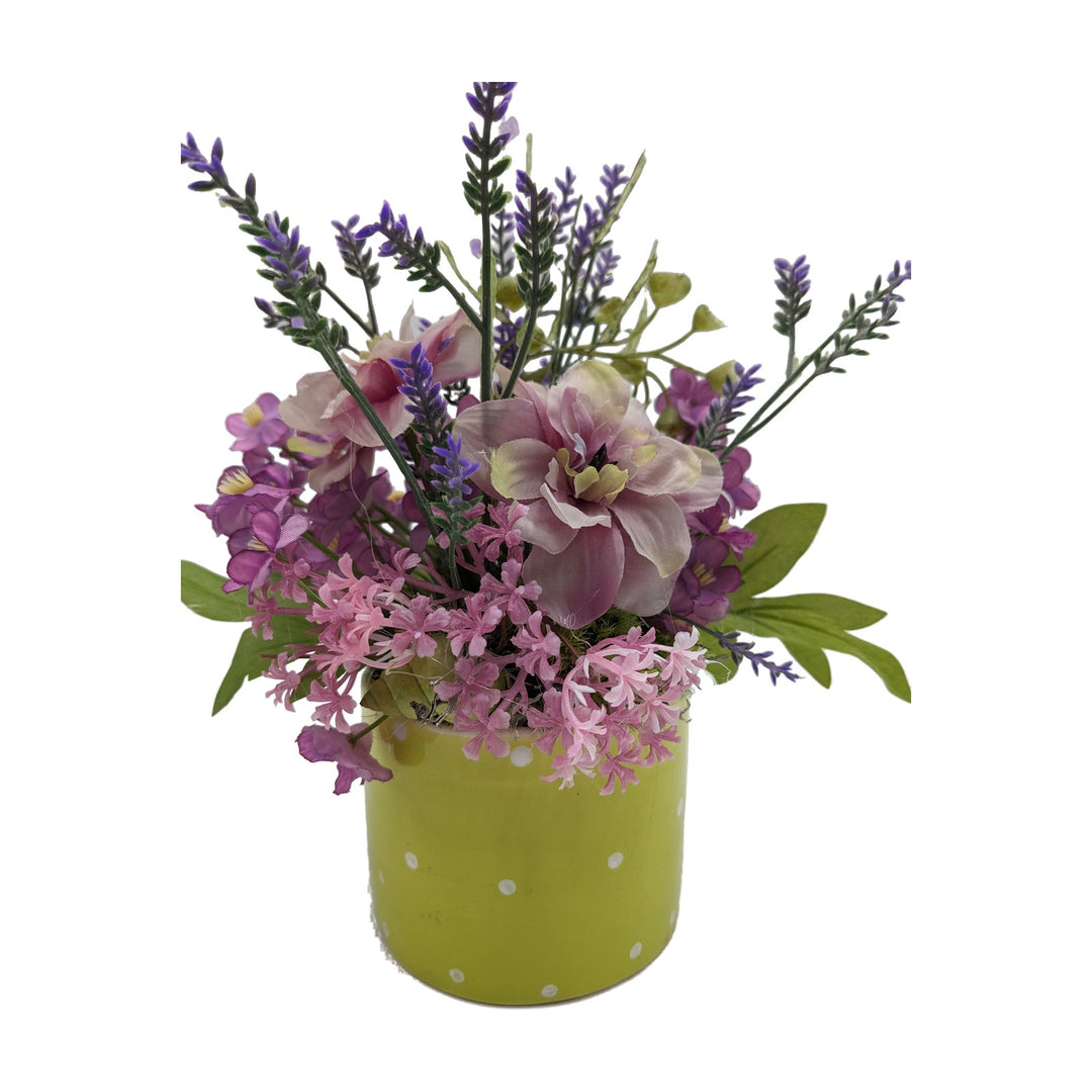 Freigestellt Sommergesteck Lavendel Blüten Gräser lila rosa im grünen Topf