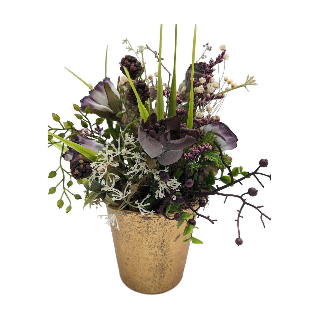 Freigestellt Sommergesteck Rosen Beeren Gräser lila im Goldtopf