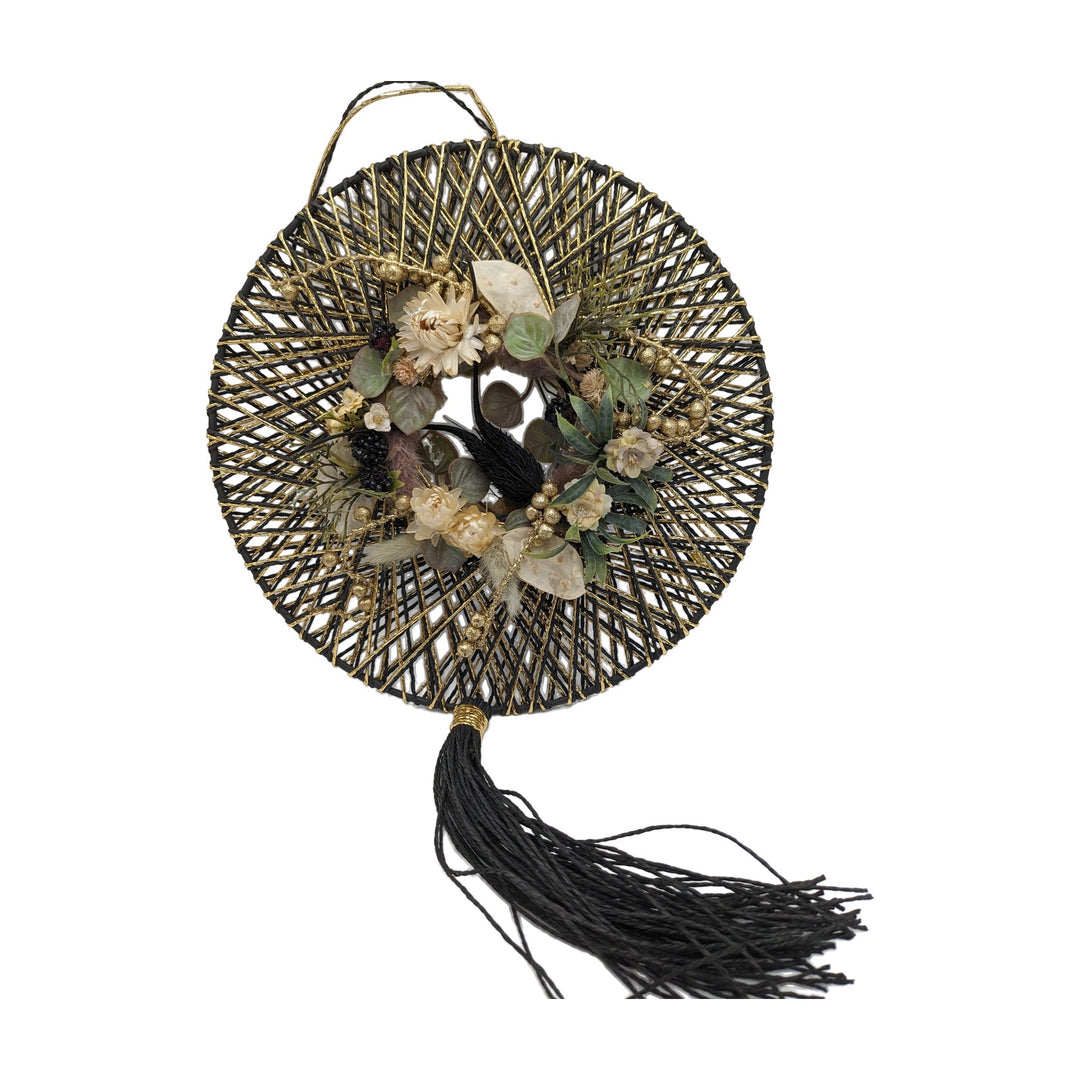Freigestellt Traumfänger Wandkranz Blüten Beeren schwarz gold creme