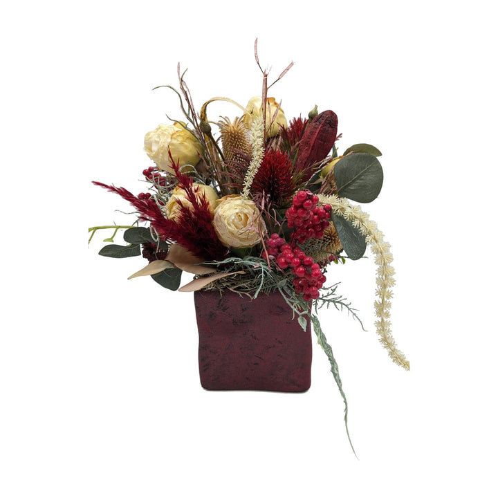 Freigestellt Sommergesteck Rosen Disteln Beeren rot creme im Topf