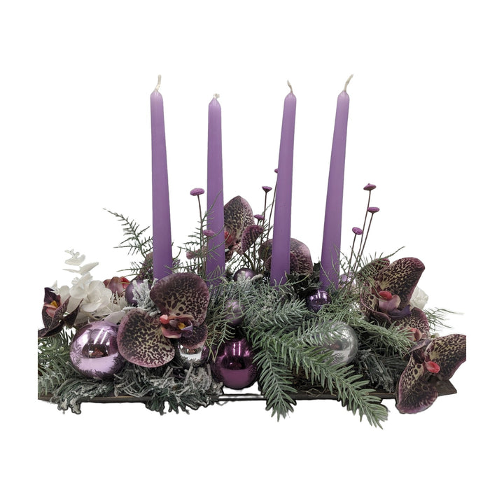 Freigestellt Adventsgesteck Orchideen Kugeln Tanne lila silber