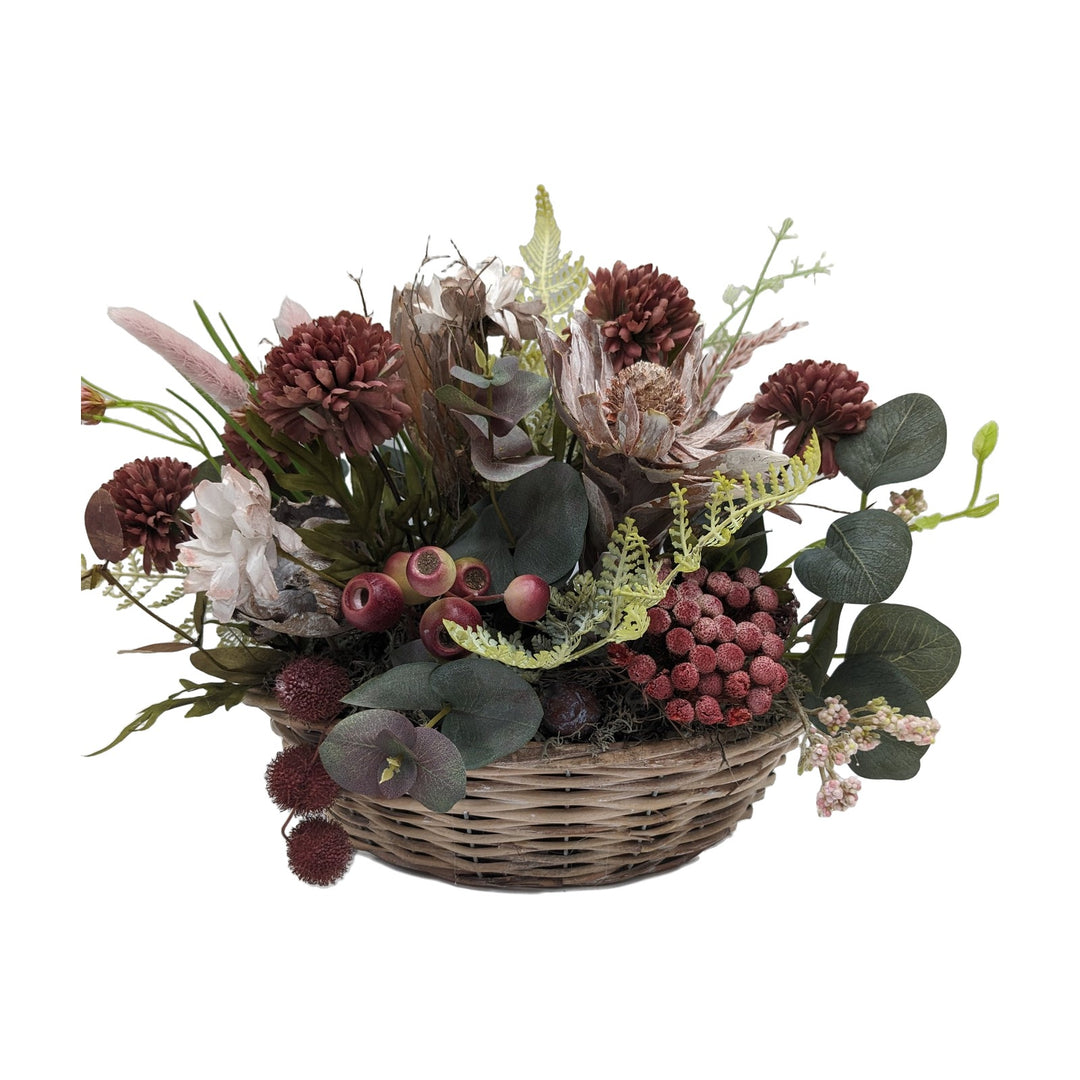 Freigestellt Herbstgesteck Korb Chrysantheme Protea Beeren altrosa