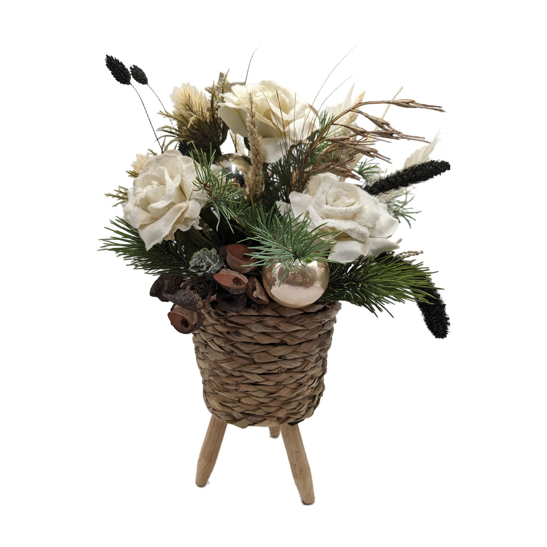 Freigestellt Weihnachtsgesteck Rosen Kugel Stern creme natur im Korb