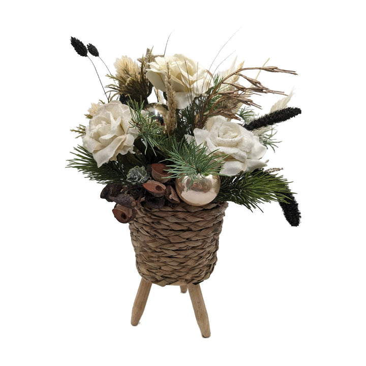 Freigestellt Weihnachtsgesteck Rosen Kugel Stern creme natur im Korb