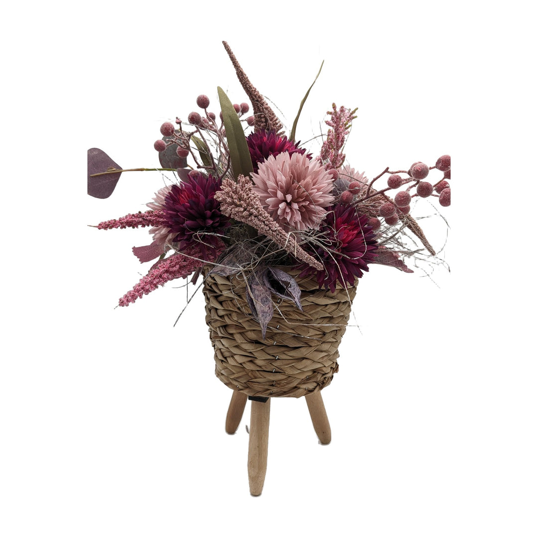 Freigestellt Herbstgesteck Chrysanthemen Heide Beeren rosa lila im Korbschemel