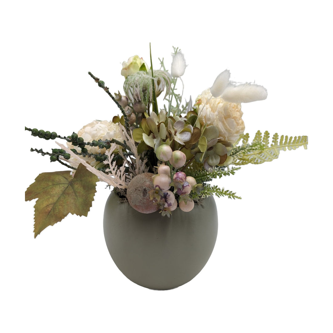 Freigestellt Sommergesteck Rosen Hortensien Beeren creme grün im Topf