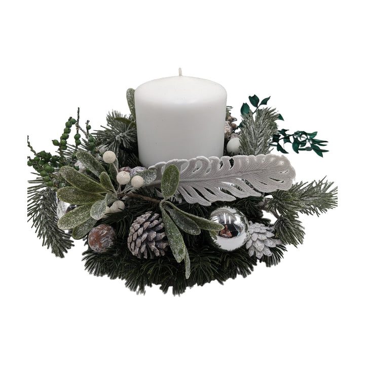Freigestellt Weihnachtsgesteck Kerze Kugel Feder Zapfen weiß silber grün