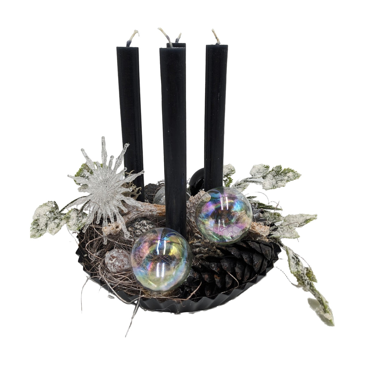 Freigestellt Adventsgesteck modern schwarz mit Kugeln Zapfen Stern silber