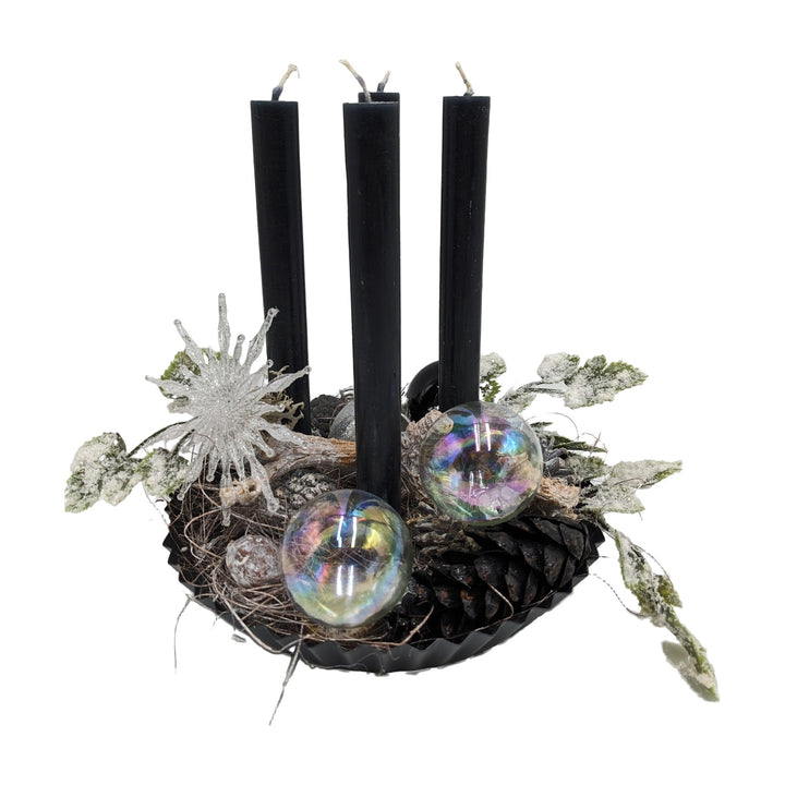 Freigestellt Adventsgesteck modern schwarz mit Kugeln Zapfen Stern silber