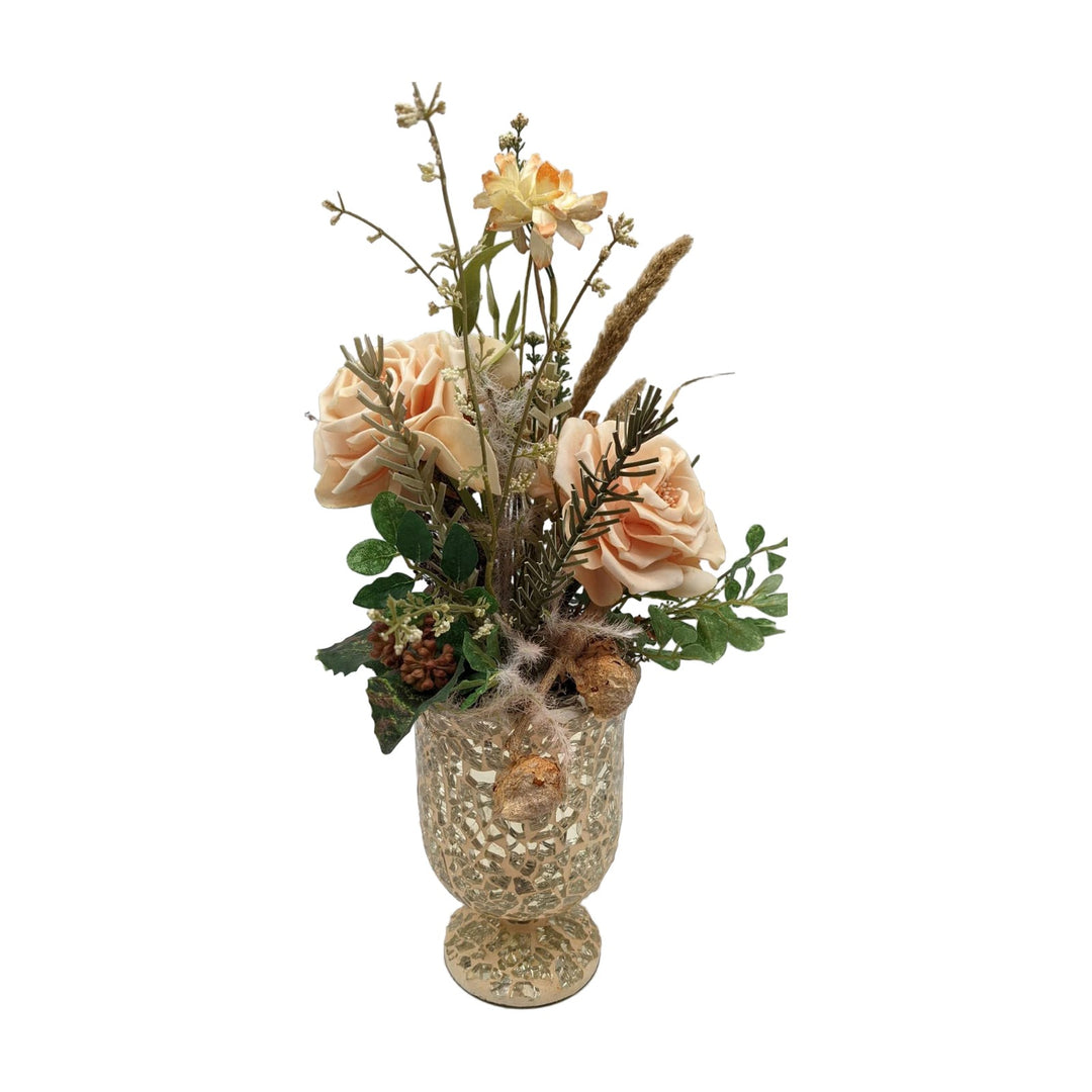 Freigestellt Tischgesteck Rosen Blüten Gräser apricot grün im Mosaik-Pokal