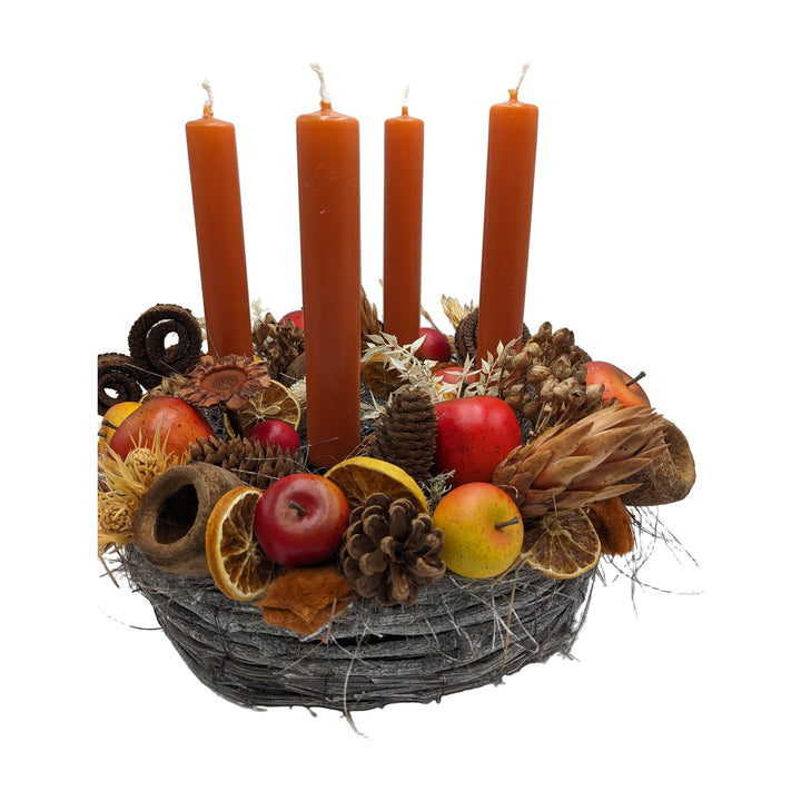 Freigestellt Adventskranz Apfel Orange Zapfen im Korb orange natur