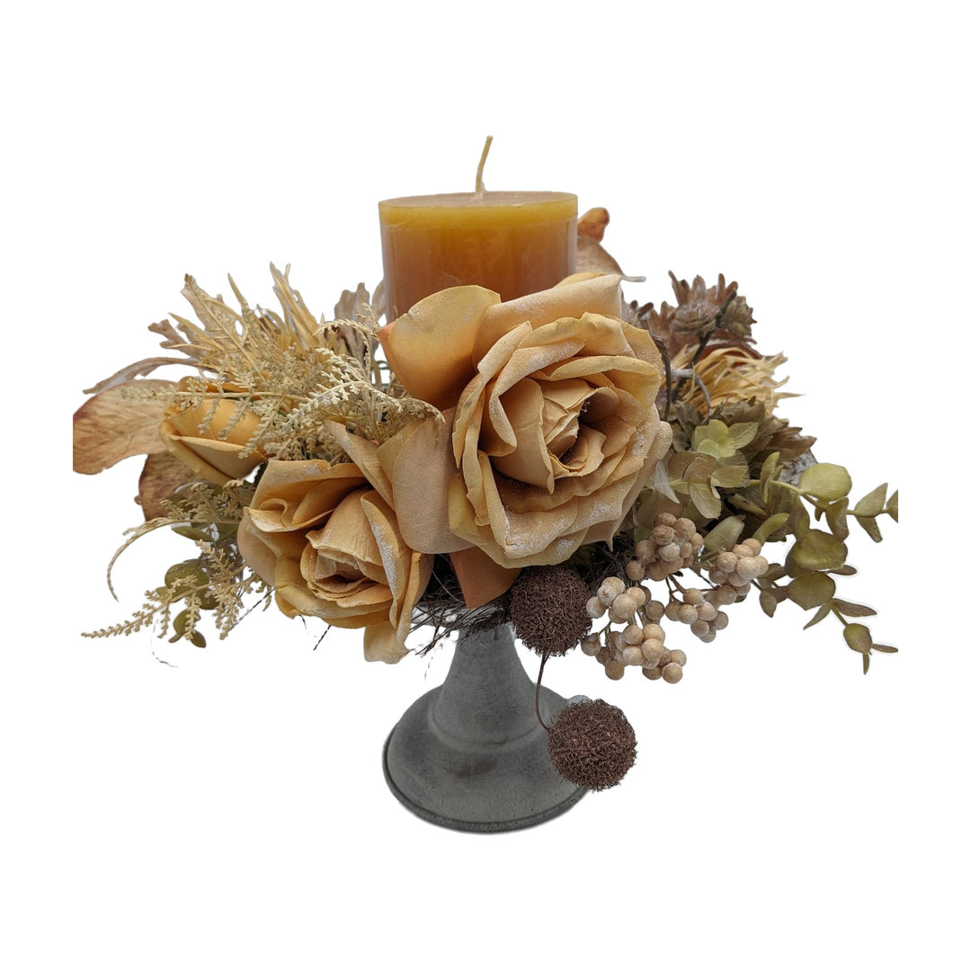 Freigestellt Herbstgesteck Rosen Hagebutte Kerze ocker creme im Pokal