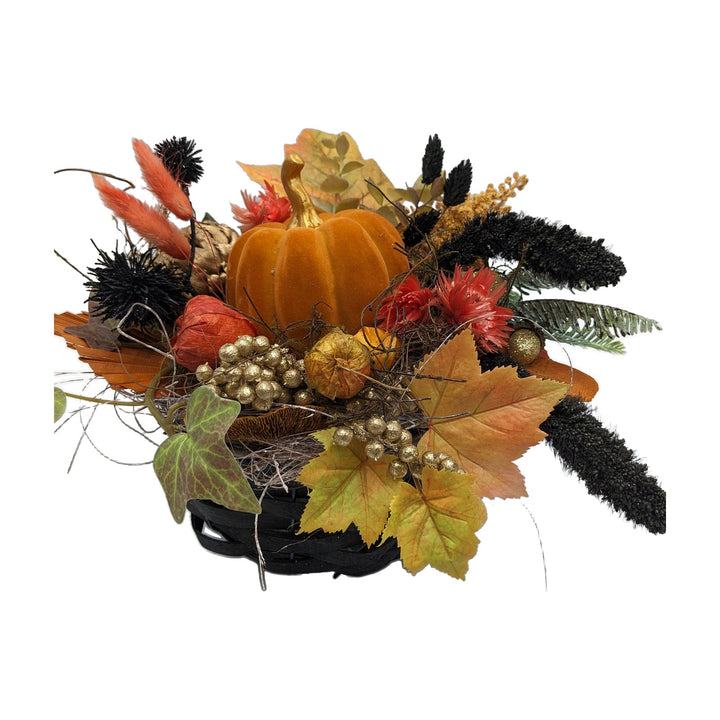 Freigestellt Herbstgesteck Kürbis Blüten Laub orange schwarz gold im Korb