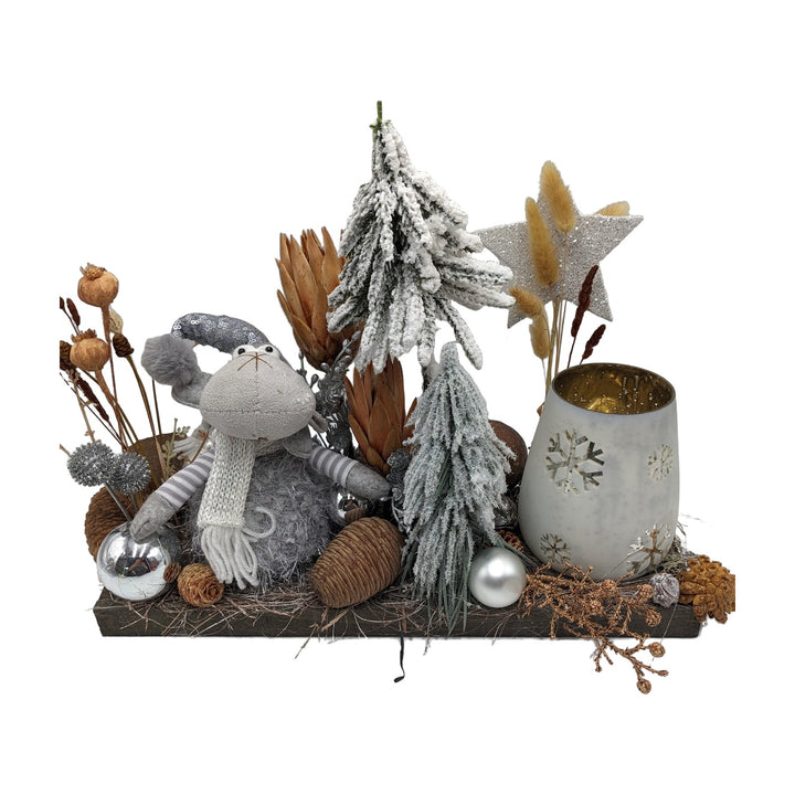 Freigestellt Weihnachtsgesteck Wichtel Kugel Zapfen Windlicht grau weiß silber