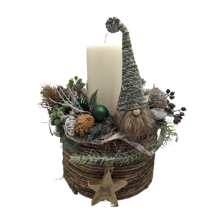 Freigestellt Weihnachtsgesteck Wichtel Kerze Zapfen Kugeln grün creme
