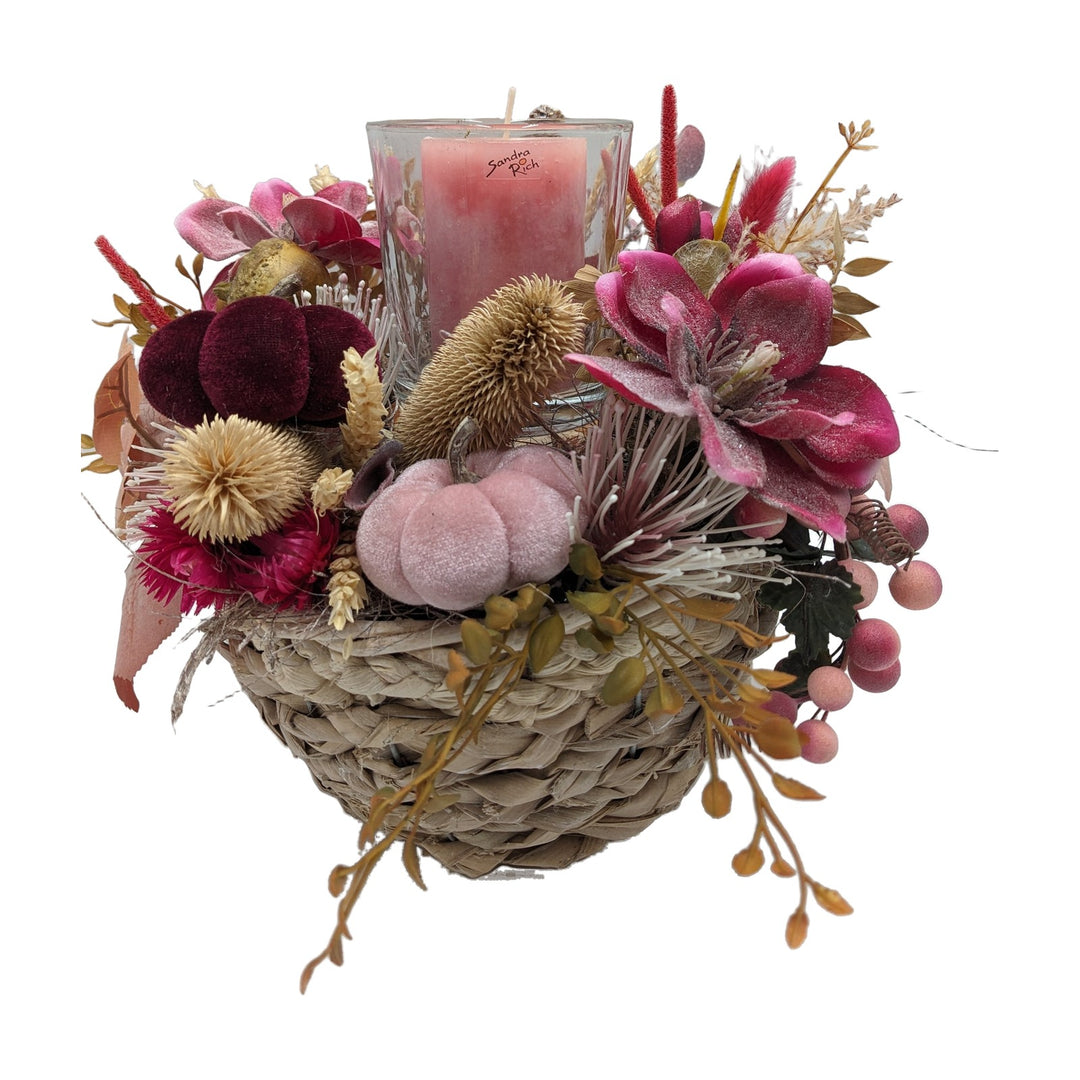 Freigestellt Herbstgesteck Kürbis Magnolie Distel rosa beere im Korb