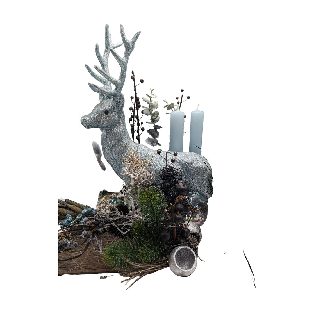 Freigestellt Adventsgesteck Hirsch Zapfen Kugeln blau silber auf Holzstern
