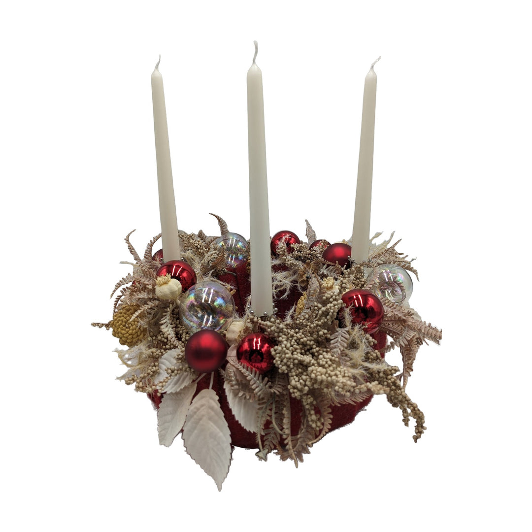 Freigestellt Adventskranz Kugeln Zapfen Mohnkapseln creme rot