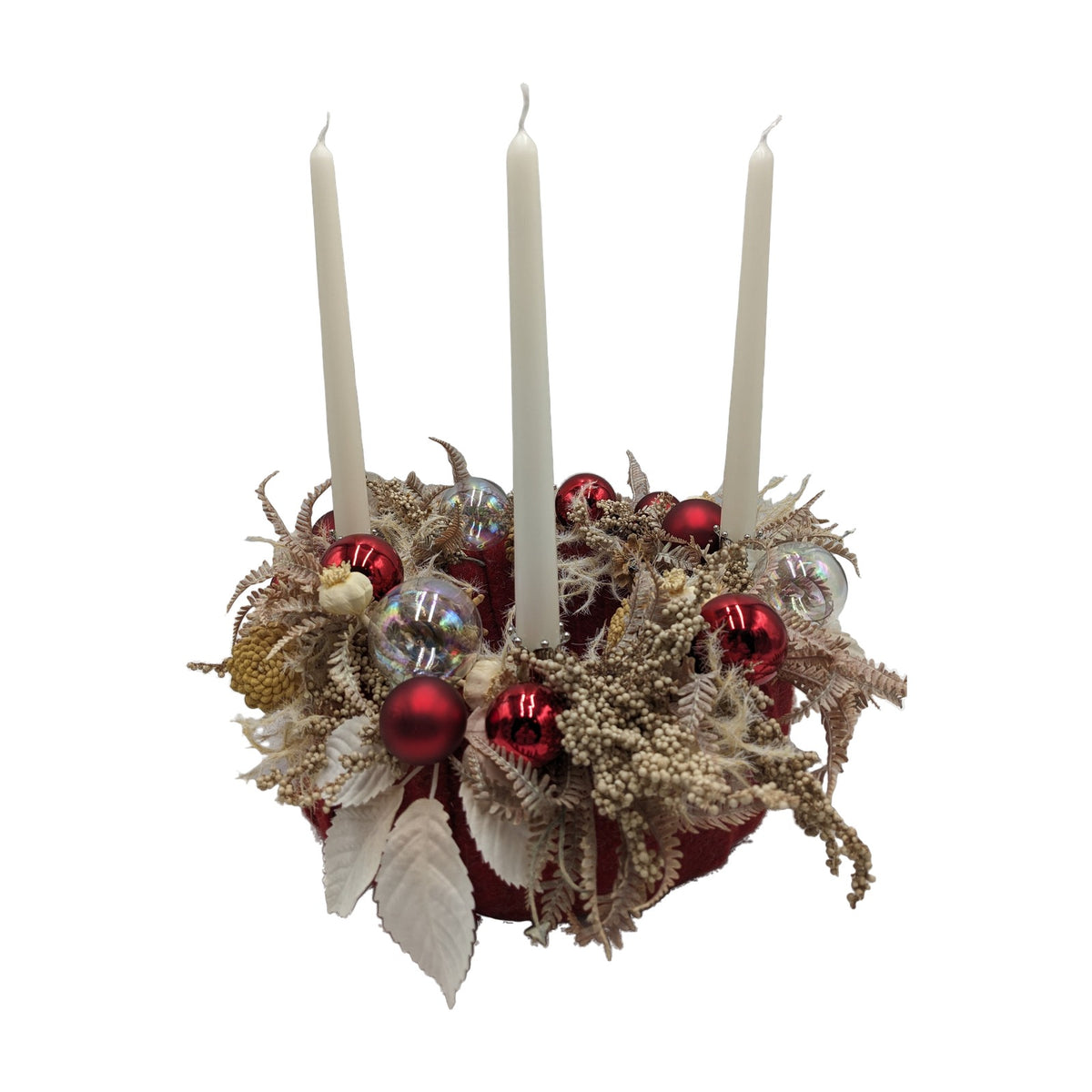 Freigestellt Adventskranz Kugeln Zapfen Mohnkapseln creme rot