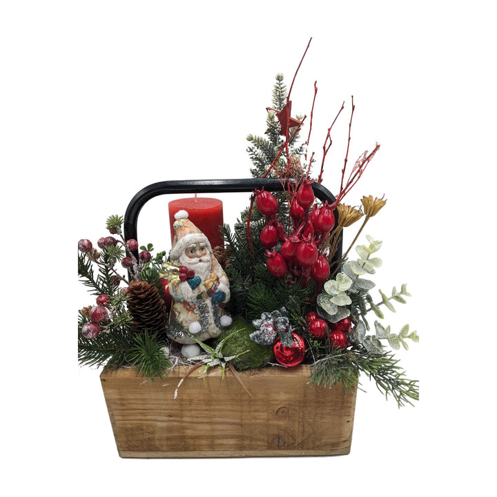 Freigestellt Weihnachtsgesteck Weihnachtsmann Zapfen Kugeln rot grün im Holzkasten
