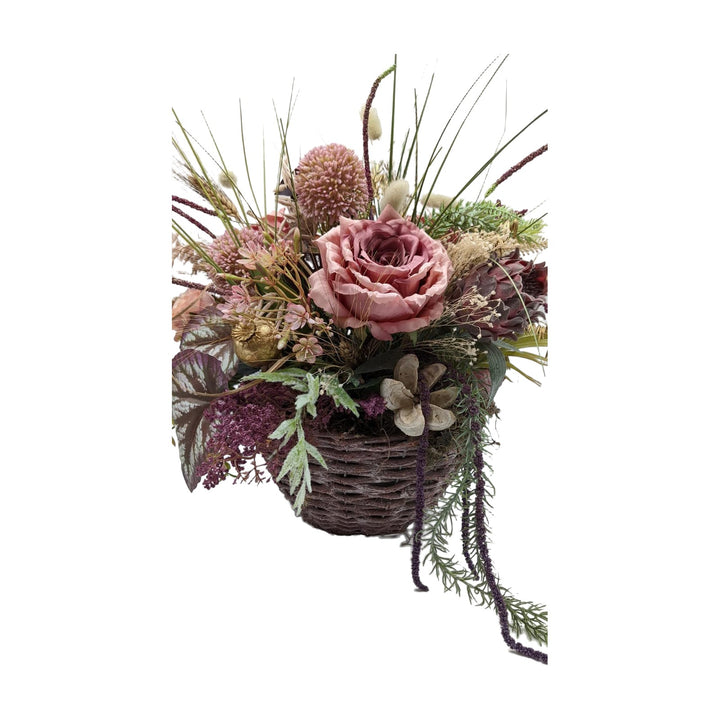 Freigestellt Herbstgesteck Rose Allium Mohnkapsel Gräser rosa altrosa im Korb