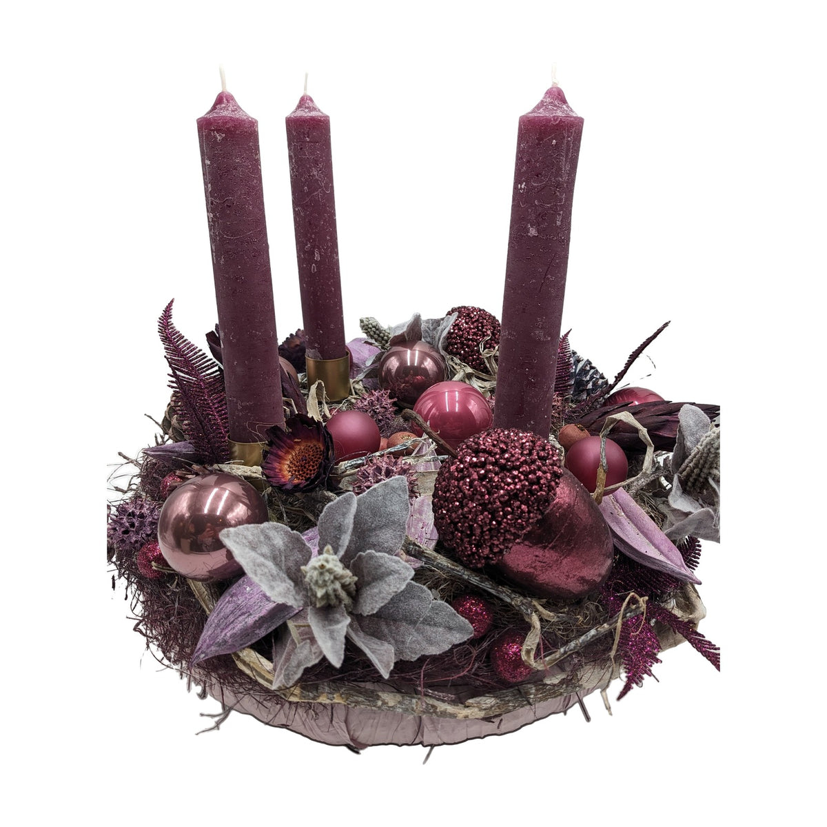 Freigestellt Adventsgesteck Weihnachtsgesteck Kugeln Eichel Farn brombeer lila