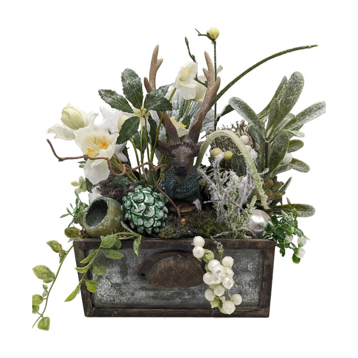 Freigestellt Weihnachtsgesteck Hirschkopf Zapfen Christrose in Schublade grün weiß