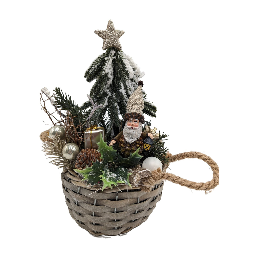 Freigestellt Weihnachtsgesteck Korb Weihnachtsmann Tannenbaum Kugel Zapfen natur grün