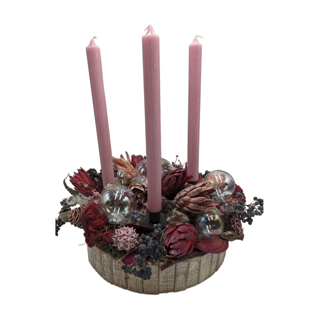 Freigestellt Weihnachtsgesteck modern Protea Glaskugel Beeren rosa dunkelrot