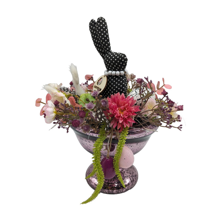 Freigestellt Ostergesteck Hase Eier Federn rosa schwarz im Glaspokal