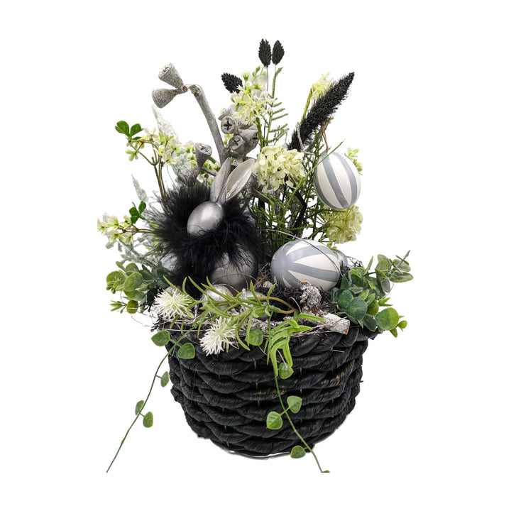 Freigestellt Ostergesteck Hase Eier Federn schwarz silber grau im Korb